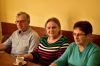 Seniorzy pozują do zdjęcia